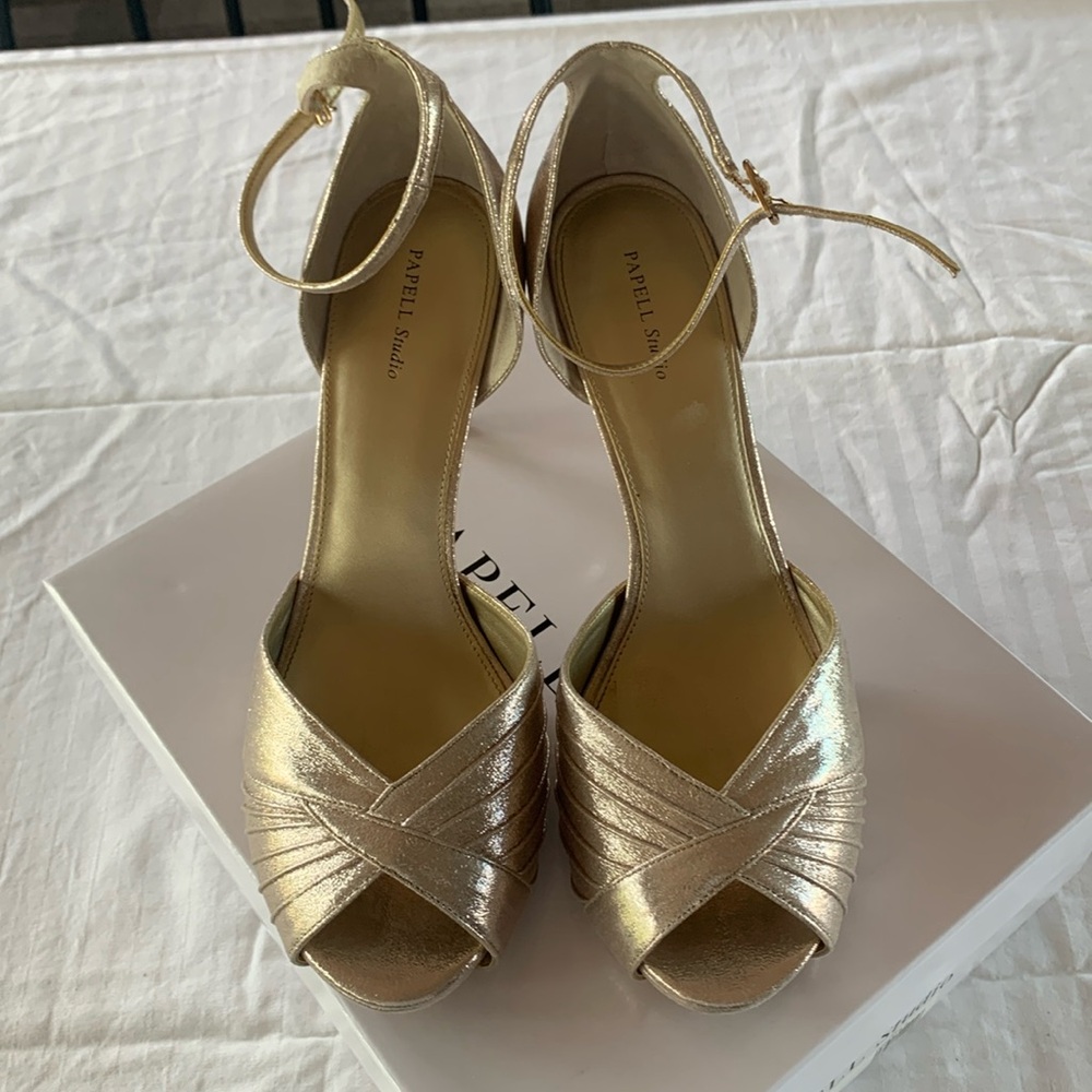 Gorgeous Gold peep toe heels  size 11